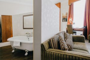 Hotel Room - Couches & Bathtub